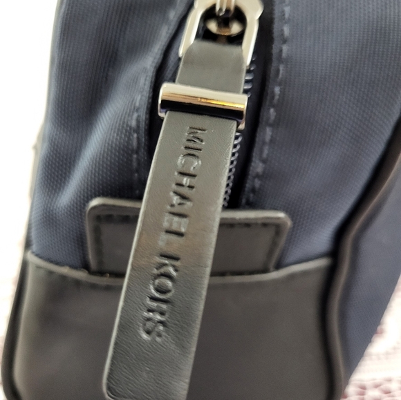 NEW Michael Kors Navy Nylon Toiletry Bag - Picture 4 of 7